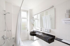 Free toiletries, hair dryer, towels, soap - relexa hotel Bellevue (Hamburg)