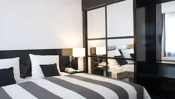 Quarto triplo | Roupas de cama antialérgicas, cofres nos quartos, escrivaninha