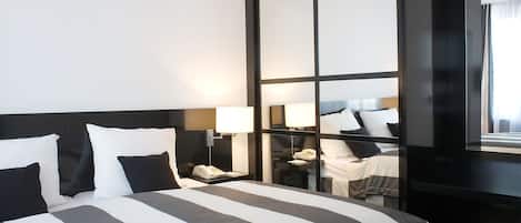 Triple Room | Hypo-allergenic bedding, in-room safe, desk, laptop workspace