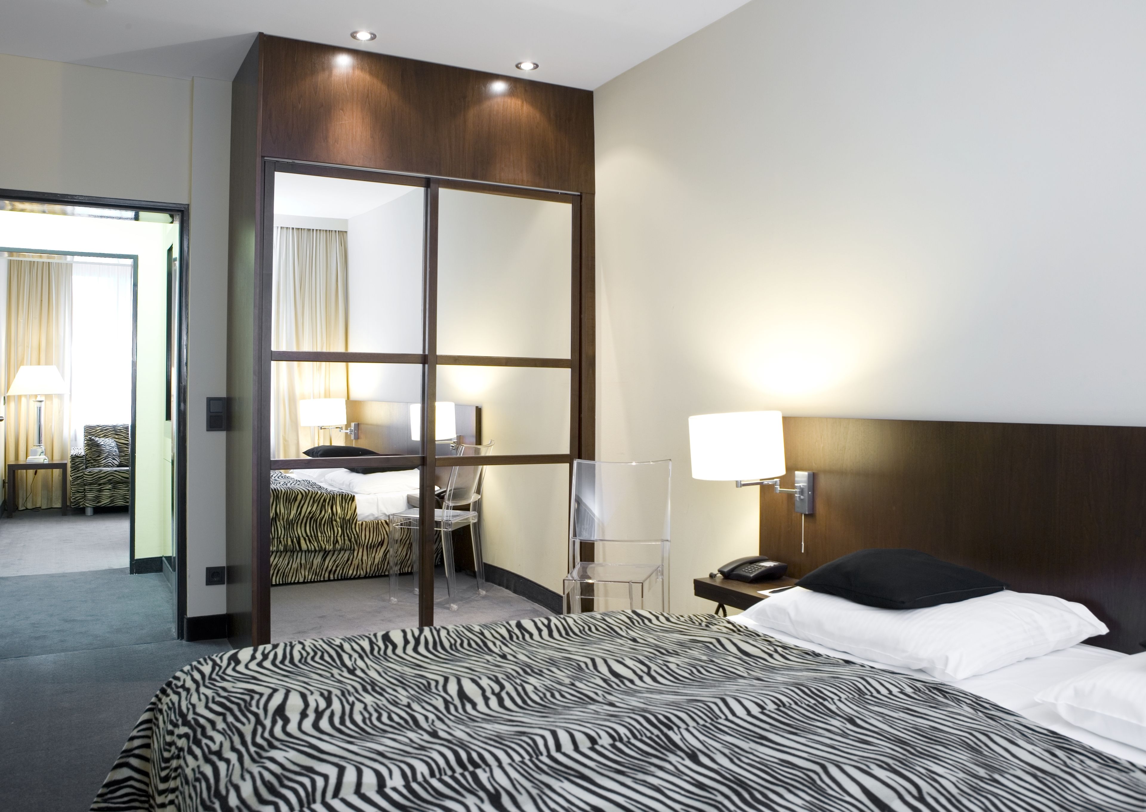 hypo-allergenic bedding, in-room safe, desk, laptop workspace