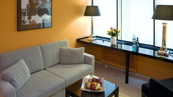 82-cm flat-screen TV with cable channels, TV