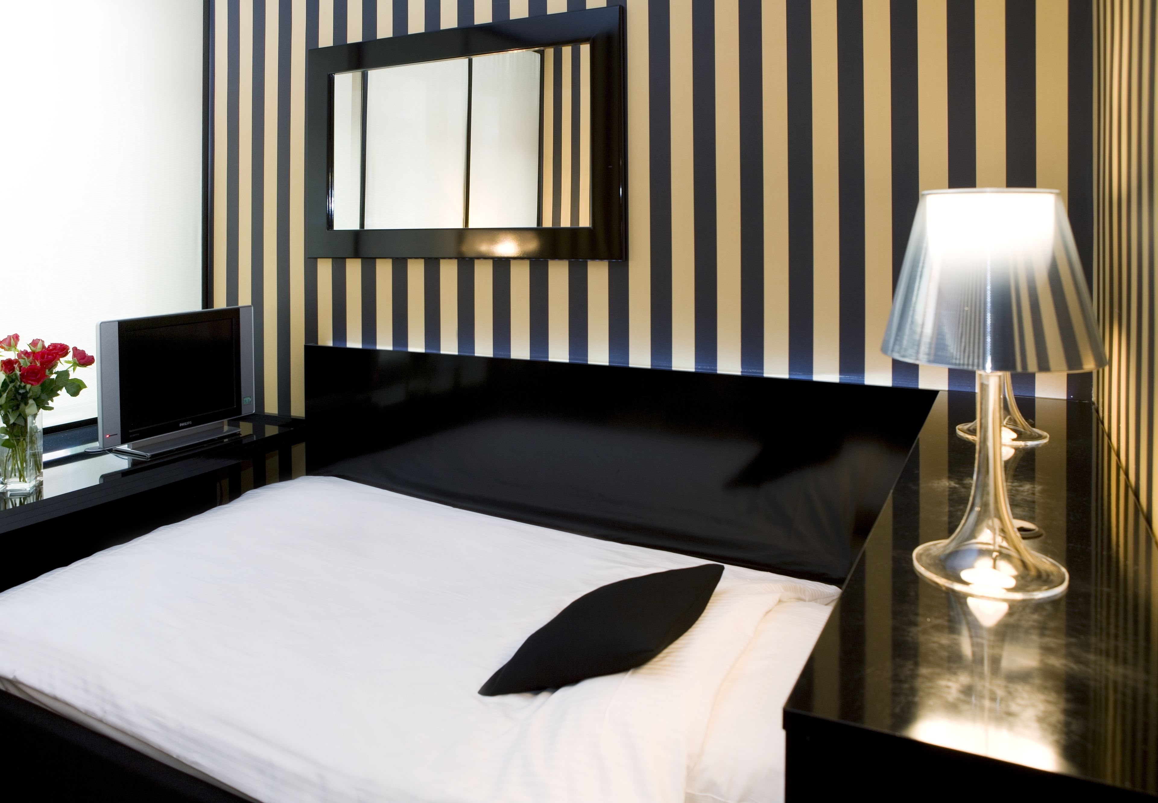 standard single room, 1 large single bed | hypo-allergenic bedding, in-room safe, desk, laptop workspace