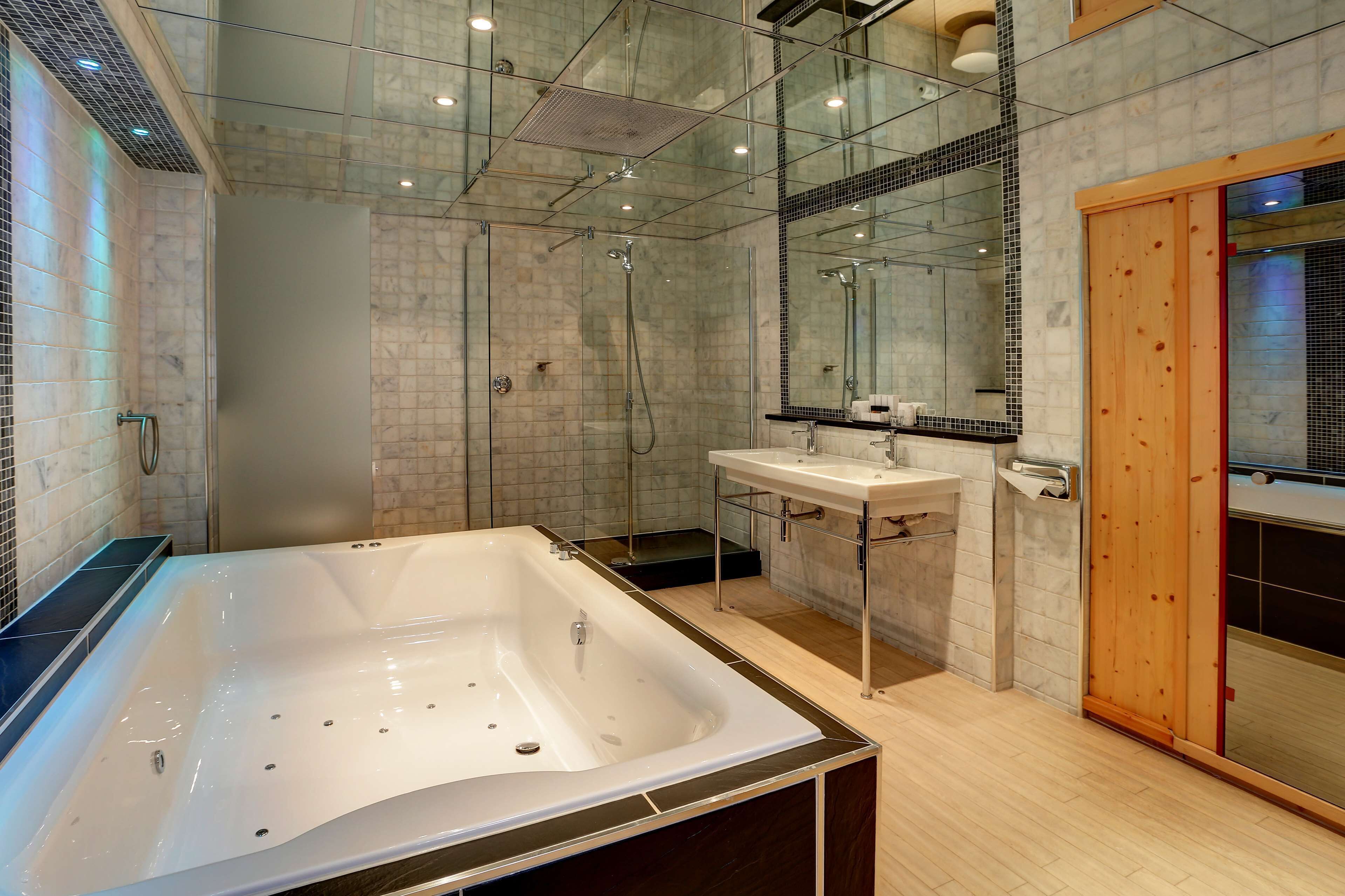 suite, 1 king bed, non smoking, sauna | bathroom | hydromassage showerhead, eco-friendly toiletries, hair dryer, bathrobes