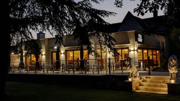 Petit-déjeuner, déjeuner et dîner servis sur place, vue sur le jardin