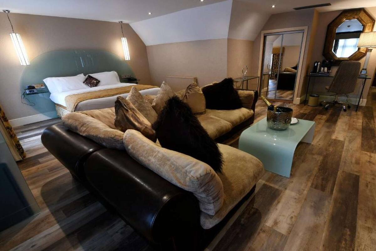 Suite, 1 kingsize-seng, røyk | Sengetøy av topp kvalitet, safe på rommet og skrivebord