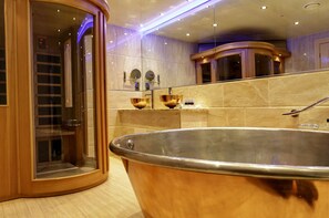 Suite, 1 cama King size, sauna, vista al jardín (Four Poster Bed) | Baño | Regadera con hidromasaje y amenidades de baño ecológicas 