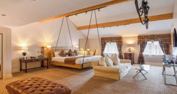 Suíte, 1 cama King, para não fumantes, sauna seca | Roupas de cama premium, cofres nos quartos, individualmente decorados