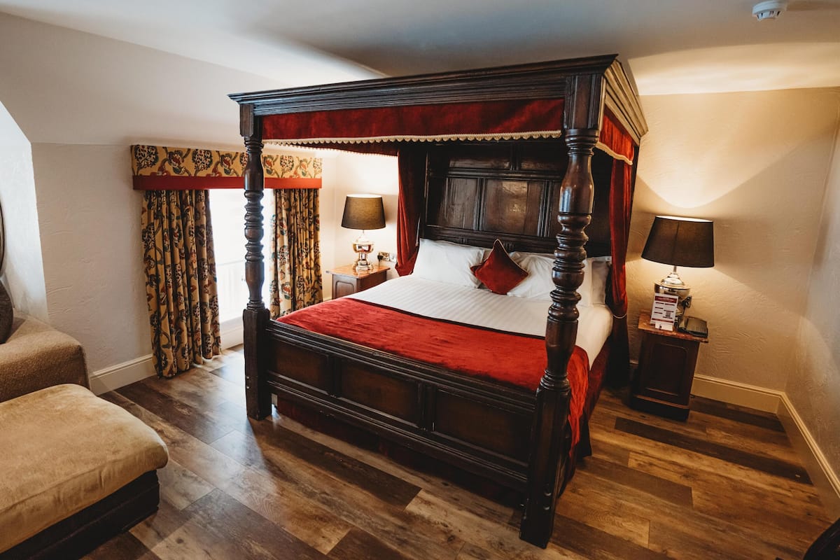 Suite, 1 kingsize-seng, badstue, hageutsikt (Four Poster Bed) | Sengetøy av topp kvalitet, safe på rommet og skrivebord