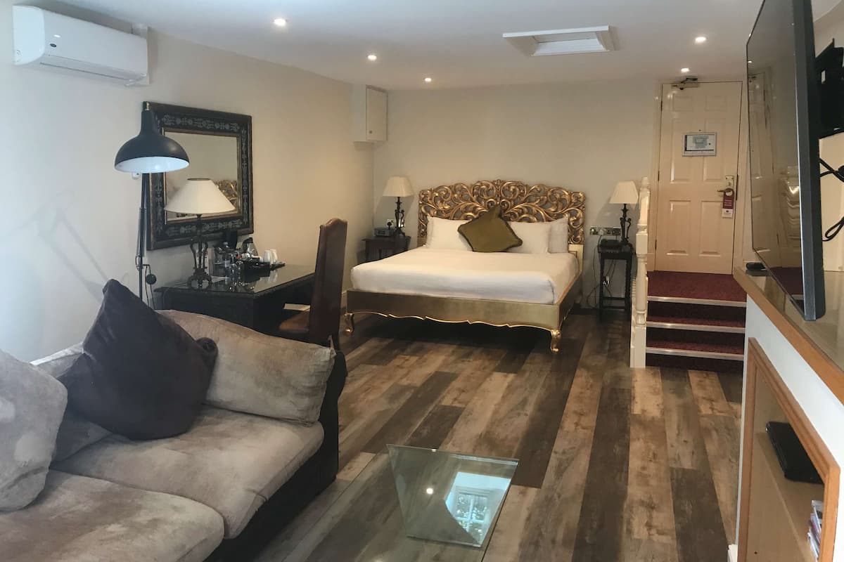 Ropa de cama de alta calidad y caja de seguridad en la habitación