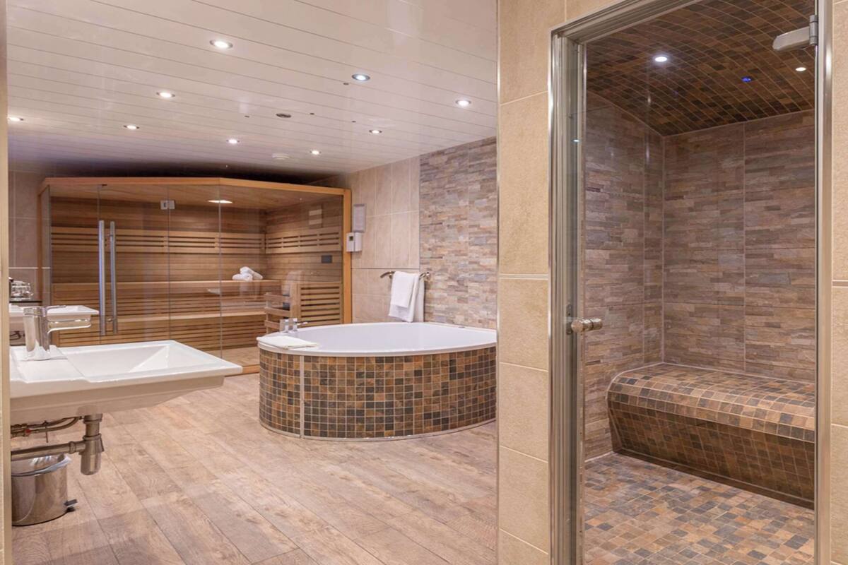Suite, 1 kingsize-seng, ikke-røyk, badstue | Bad | Dusjhode med hydromassaje, miljøvennlige toalettsaker og hårføner