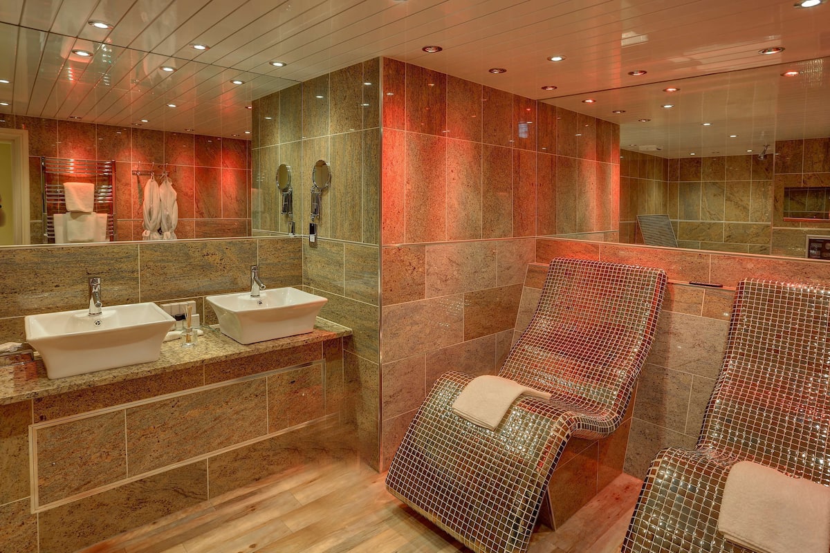 suite, 1 king bed | bathroom | hydromassage showerhead, eco-friendly toiletries, hair dryer, bathrobes