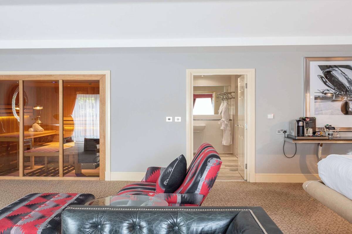 Suite, 1 kingsize-seng, røyk | Sengetøy av topp kvalitet, safe på rommet og skrivebord