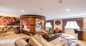 Suite, 1 cama de matrimonio grande, no fumadores, sauna | Ropa de cama de alta calidad, caja fuerte, decoración individual