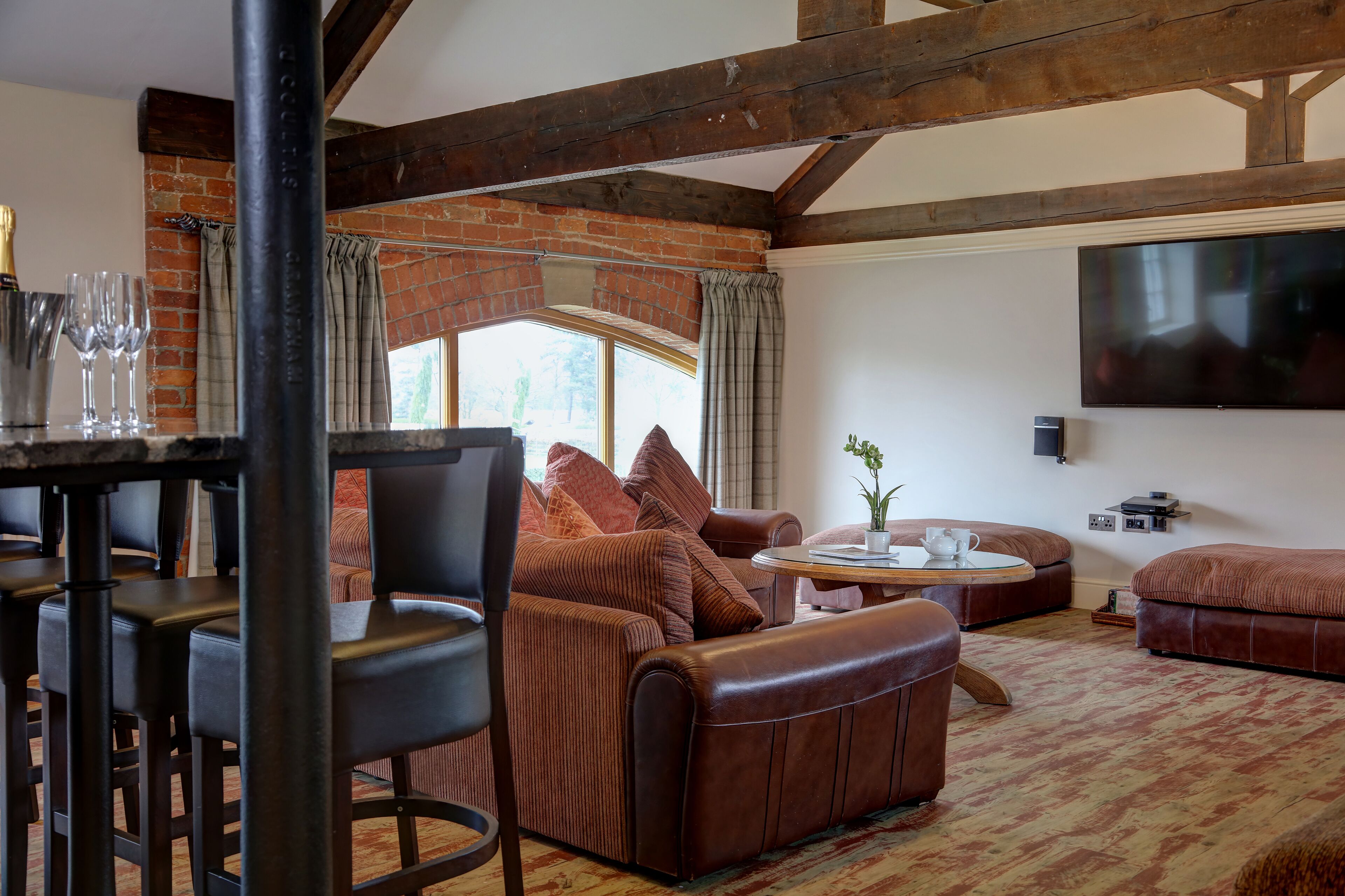 Leilighet – deluxe, 1 kingsize-seng, ikke-røyk | Oppholdsområde | En 55-tommers Flatskjerm-TV med digitale kanaler samt TV