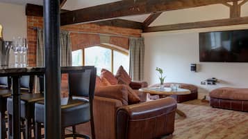 Leilighet – deluxe, 1 kingsize-seng, ikke-røyk | Oppholdsområde | En 55-tommers Flatskjerm-TV med digitale kanaler samt TV