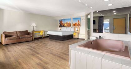 Days Inn & Suites by Wyndham Albany