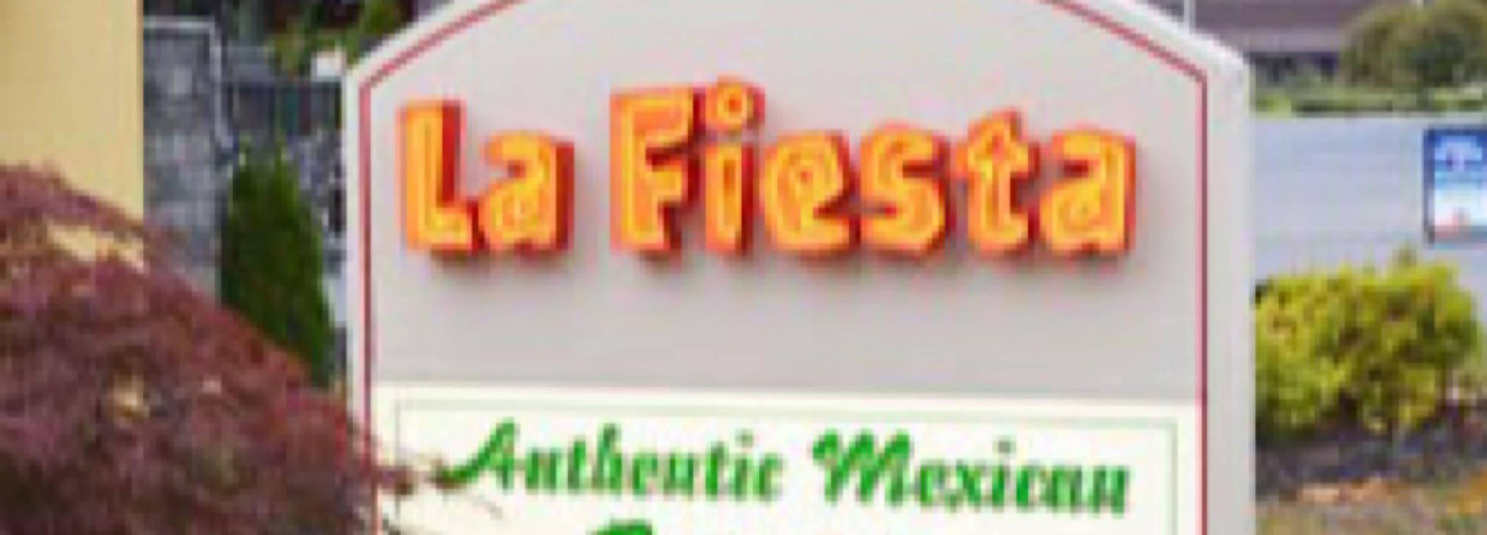 Une enseigne portant l’inscription « La Fiesta, cuisine mexicaine authentique », indiquant un restaurant ou un établissement proposant des repas.