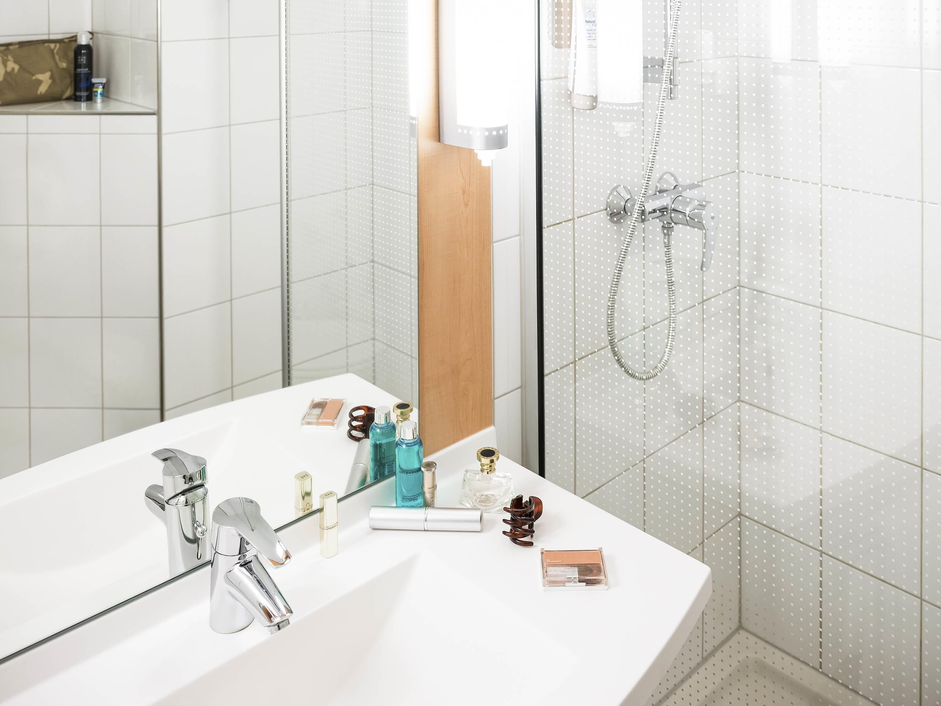 Een kluis op de kamer, een bureau, geluiddichte muren