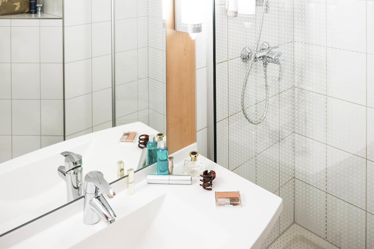 Een kluis op de kamer, een bureau, geluiddichte muren