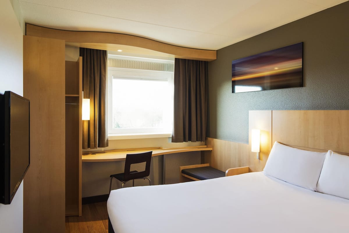 room, 1 double bed | in-room safe, desk, soundproofing, iron/ironing board