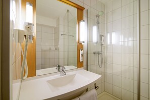 Dusche, umweltfreundliche Kosmetikartikel, Haartrockner, Handtücher