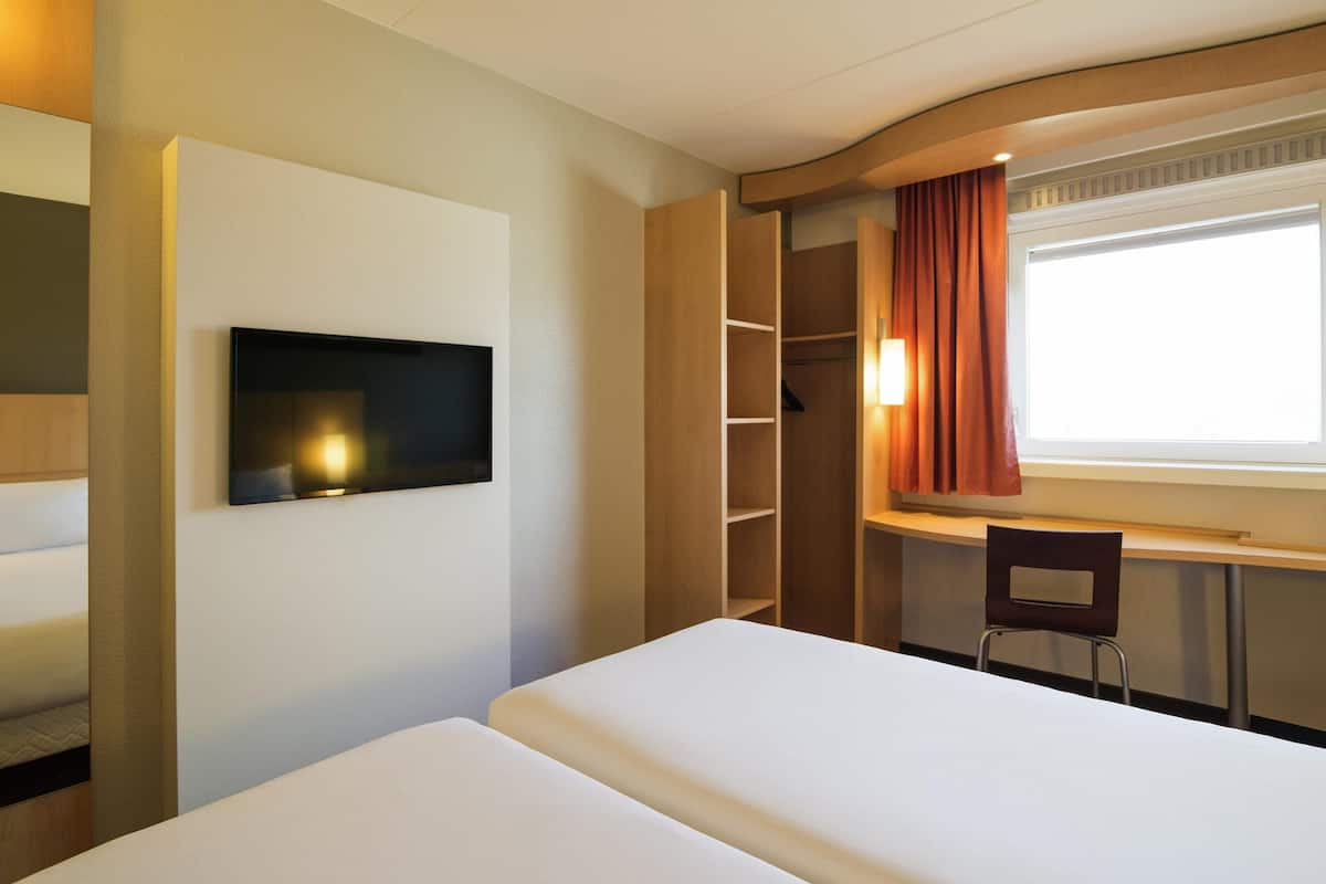 Caja de seguridad en la habitación y escritorio