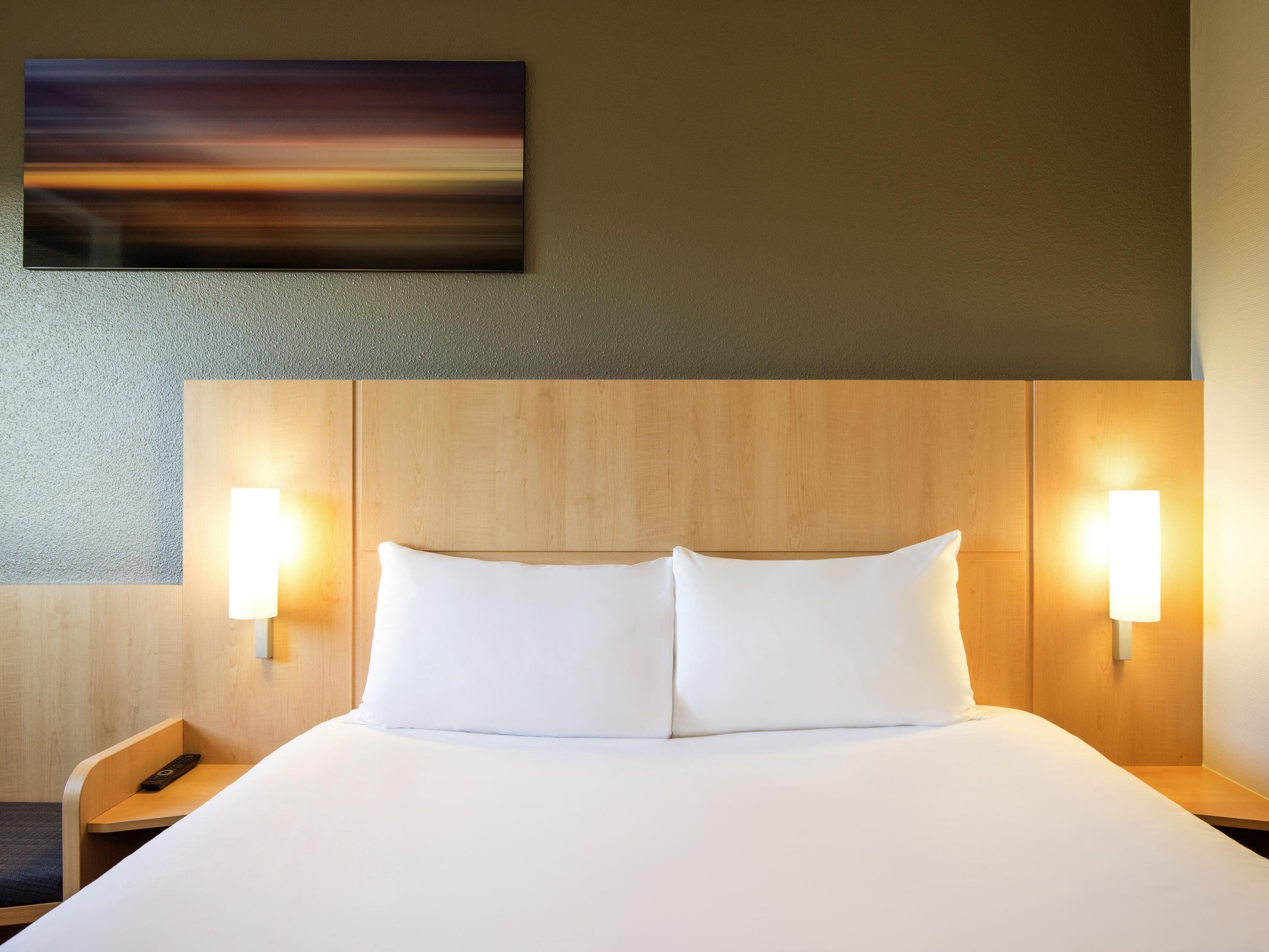 Room, 1 Double Bed | In-room safe, desk, soundproofing, iron/ironing board