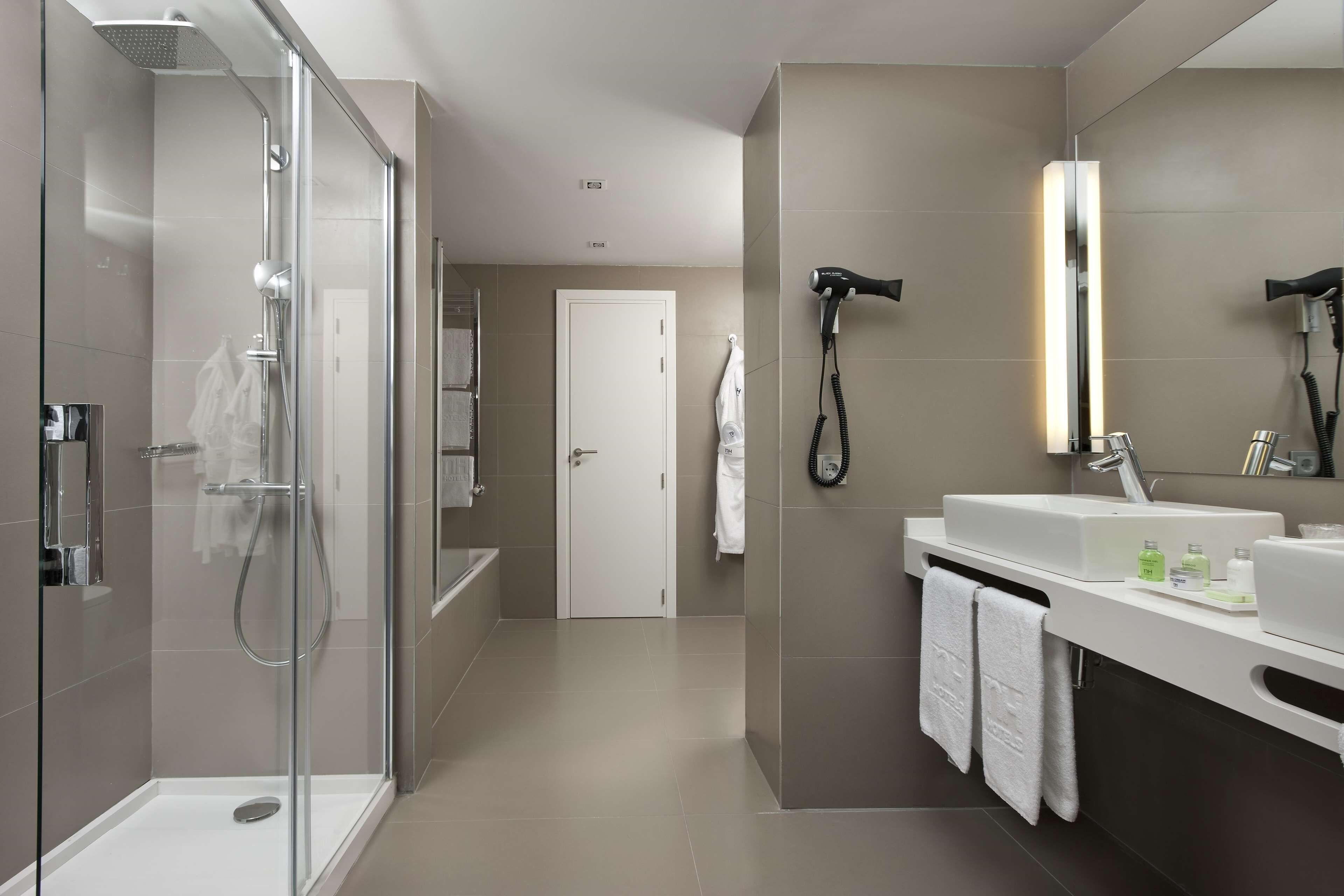 Combined shower/bathtub, eco-friendly toiletries, hair dryer, bidet