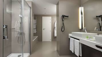 Combined shower/bathtub, eco-friendly toiletries, hair dryer, bidet