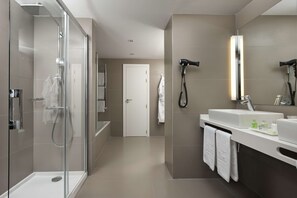 Een bad/douchecombinatie, milieuvriendelijke toiletartikelen