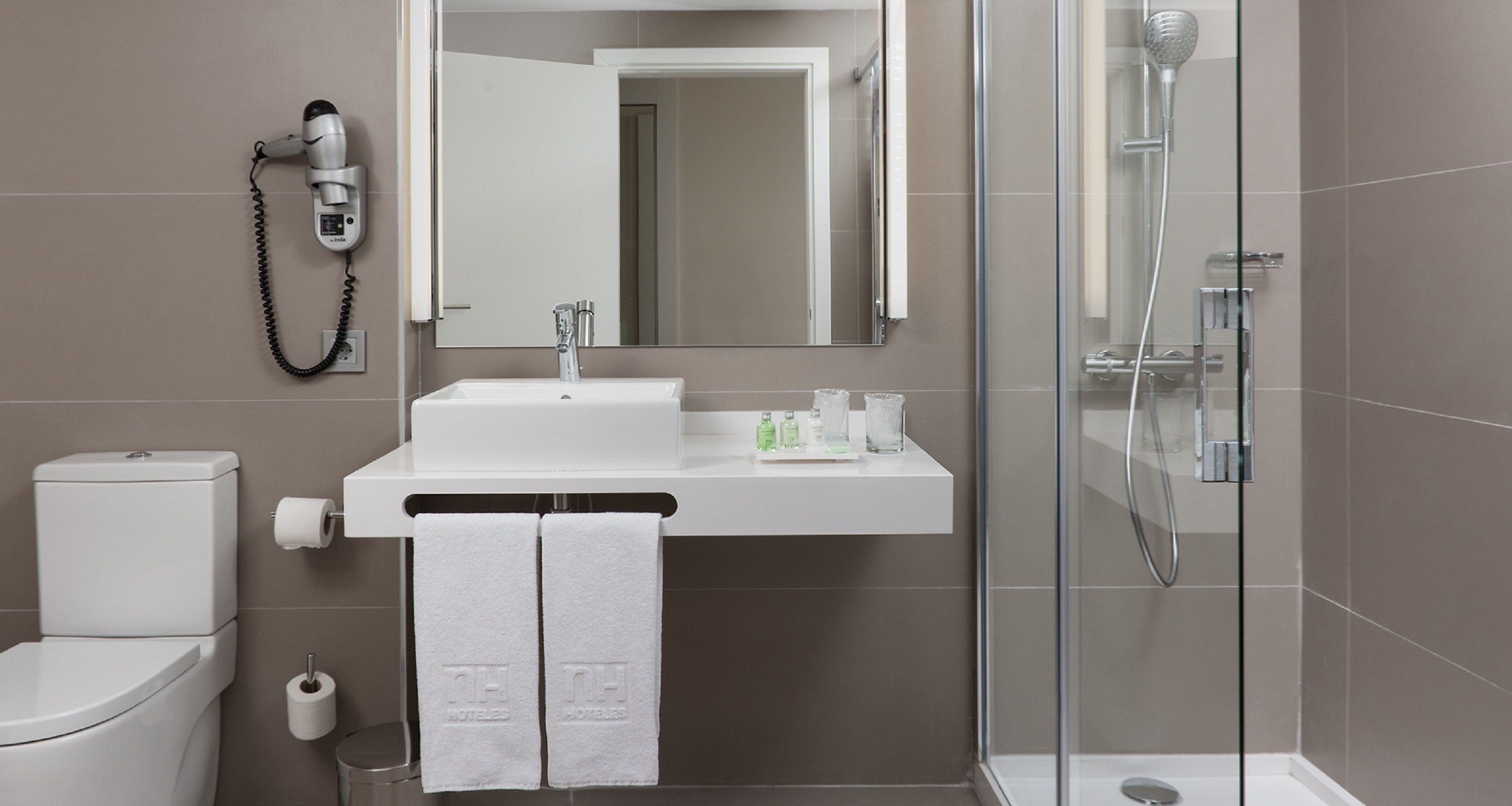 combined shower/bathtub, eco-friendly toiletries, hair dryer, bidet