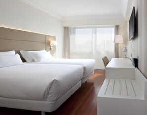 Minibar, in-room safe, desk, blackout drapes - NH Pamplona Iruña Park (Pamplona)