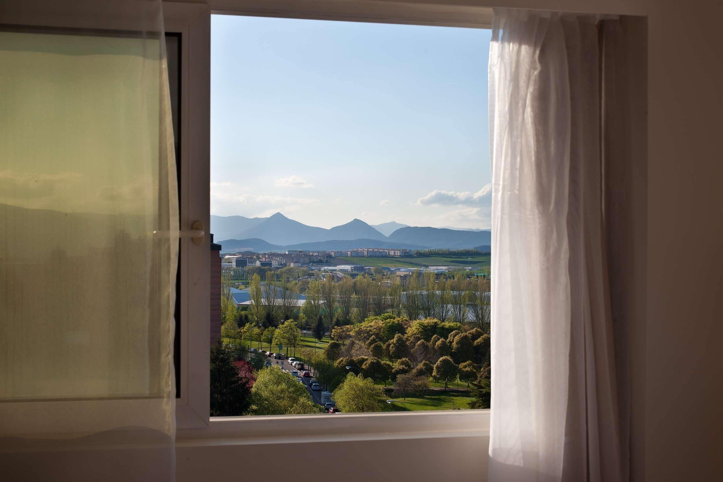 迷你吧、客房内保险箱、办公桌、遮光窗帘