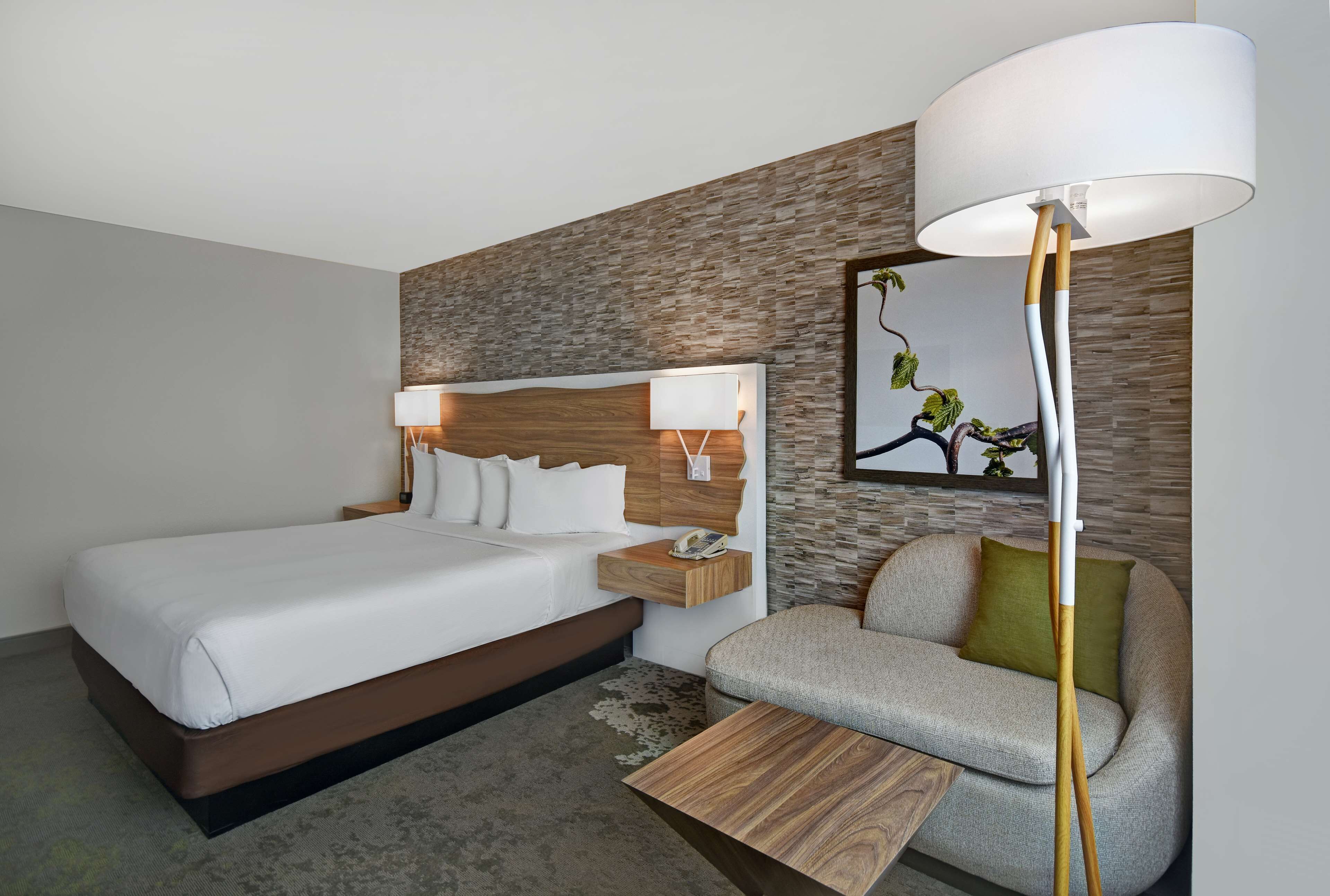 고급 침구, 필로우탑 침대, 객실 내 금고, 책상