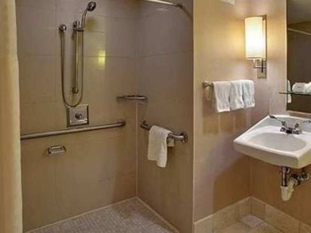 Bathroom | Combined shower/tub, eco-friendly toiletries, hair dryer, towels