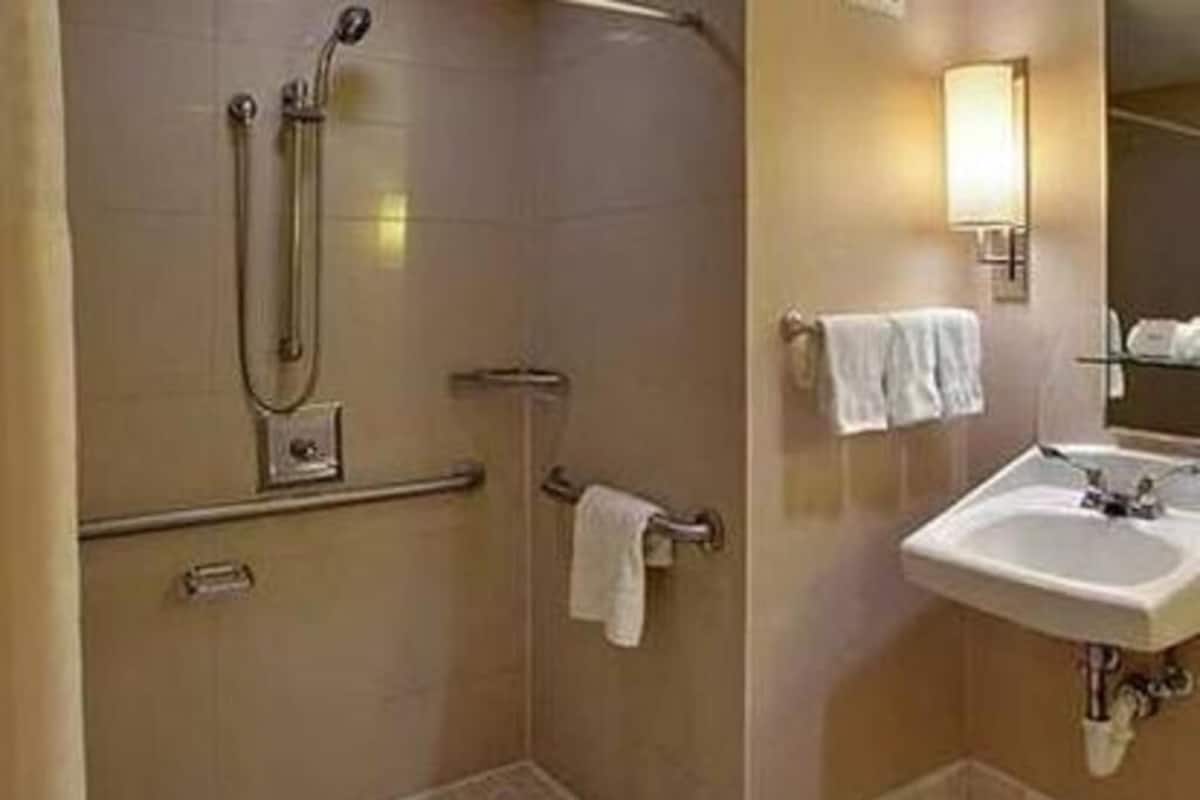 Baño | Tina con regadera, amenidades de baño ecológicas, secadora de cabello
