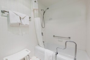 Shower, eco-friendly toiletries, hair dryer, towels - Red Carpet Inn Hazleton (Hazleton)