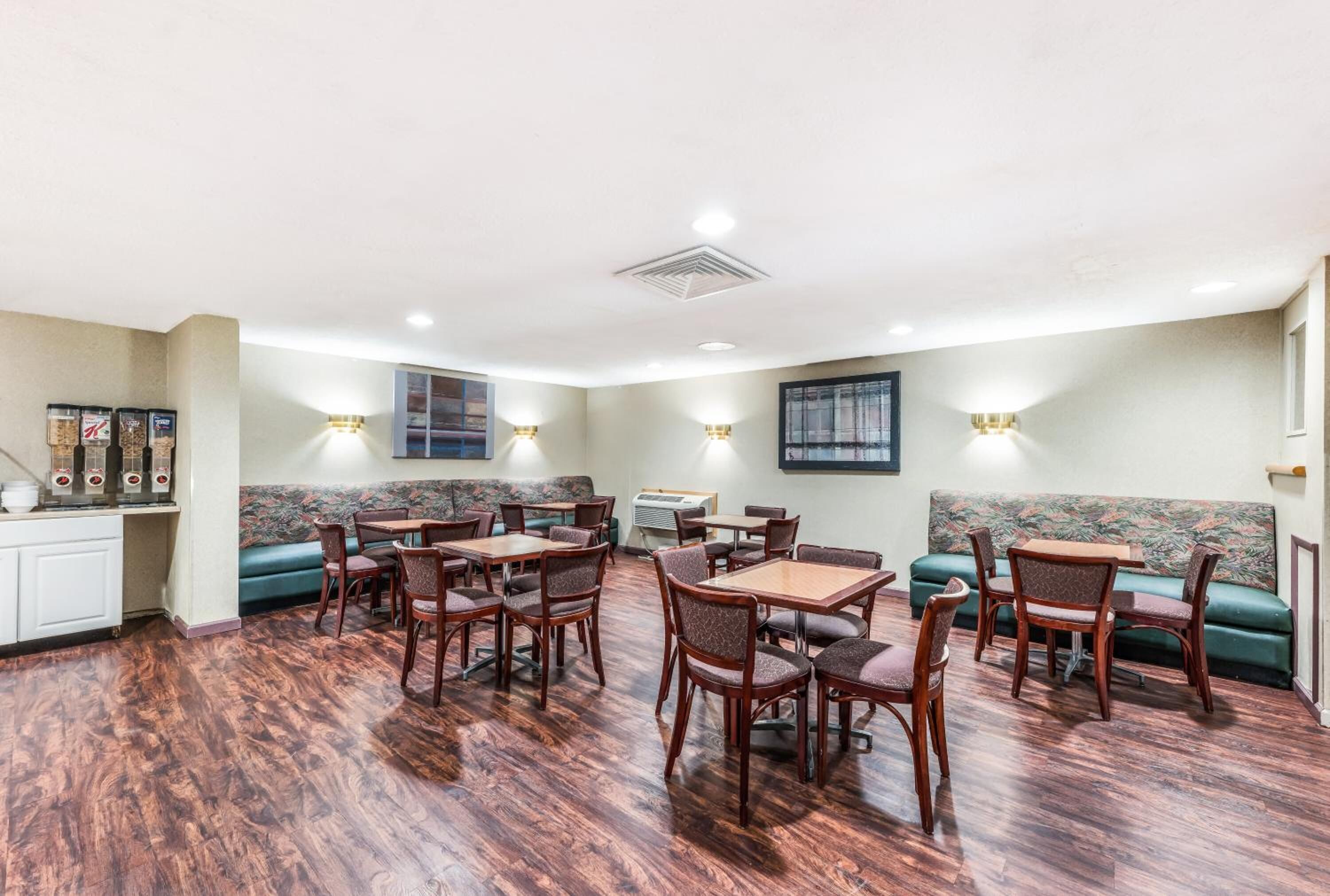 供應晚餐；美國菜