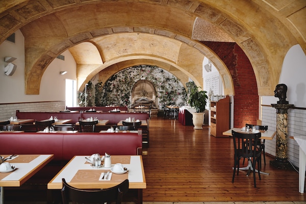 Desayuno buffet diario (EUR 25 por persona)