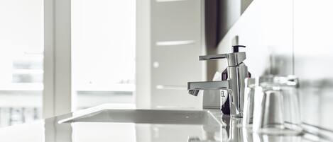 Une salle de bain moderne avec un lavabo élégant et brillant, et un robinet chromé.
