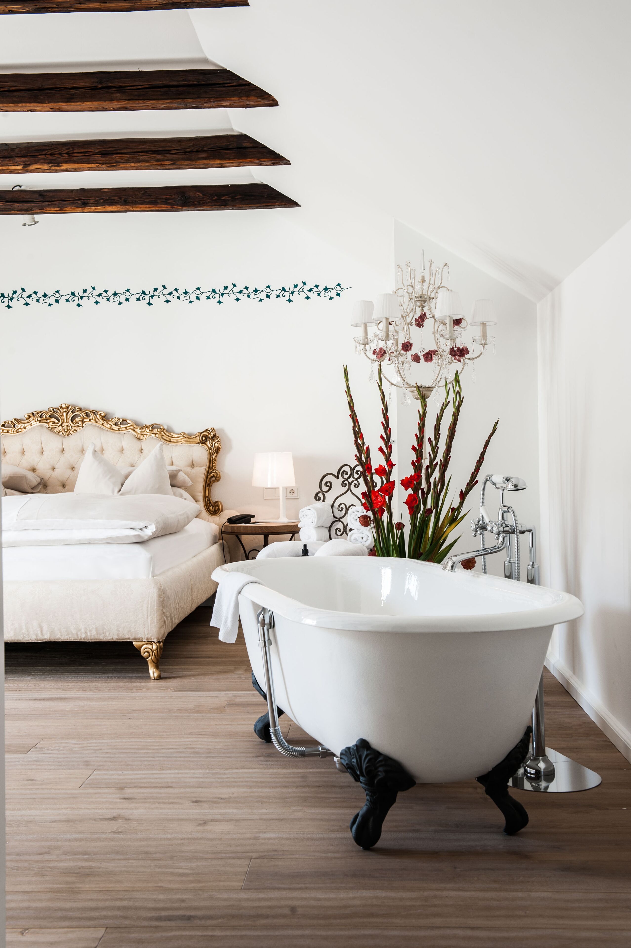 suite | deep-soaking bathtub