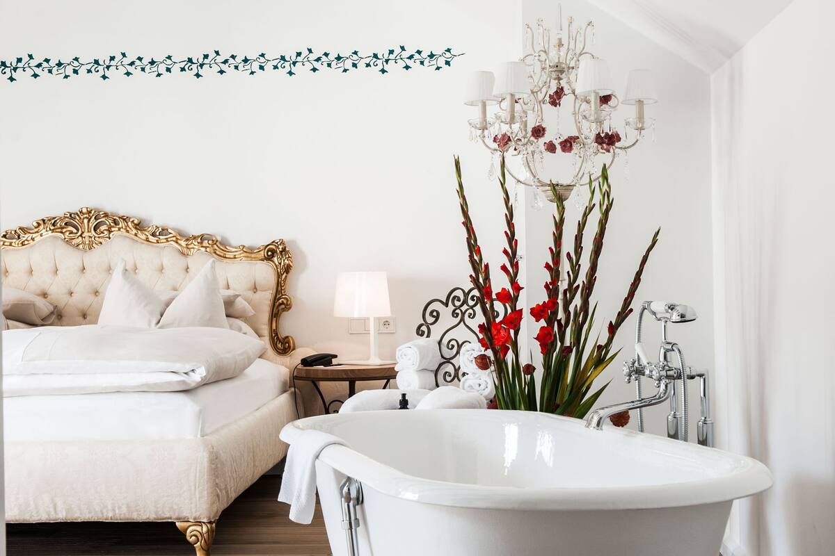 suite | deep-soaking bathtub