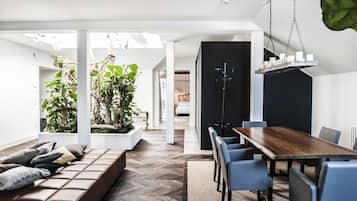 Ropa de cama hipoalergénica y caja de seguridad en la habitación