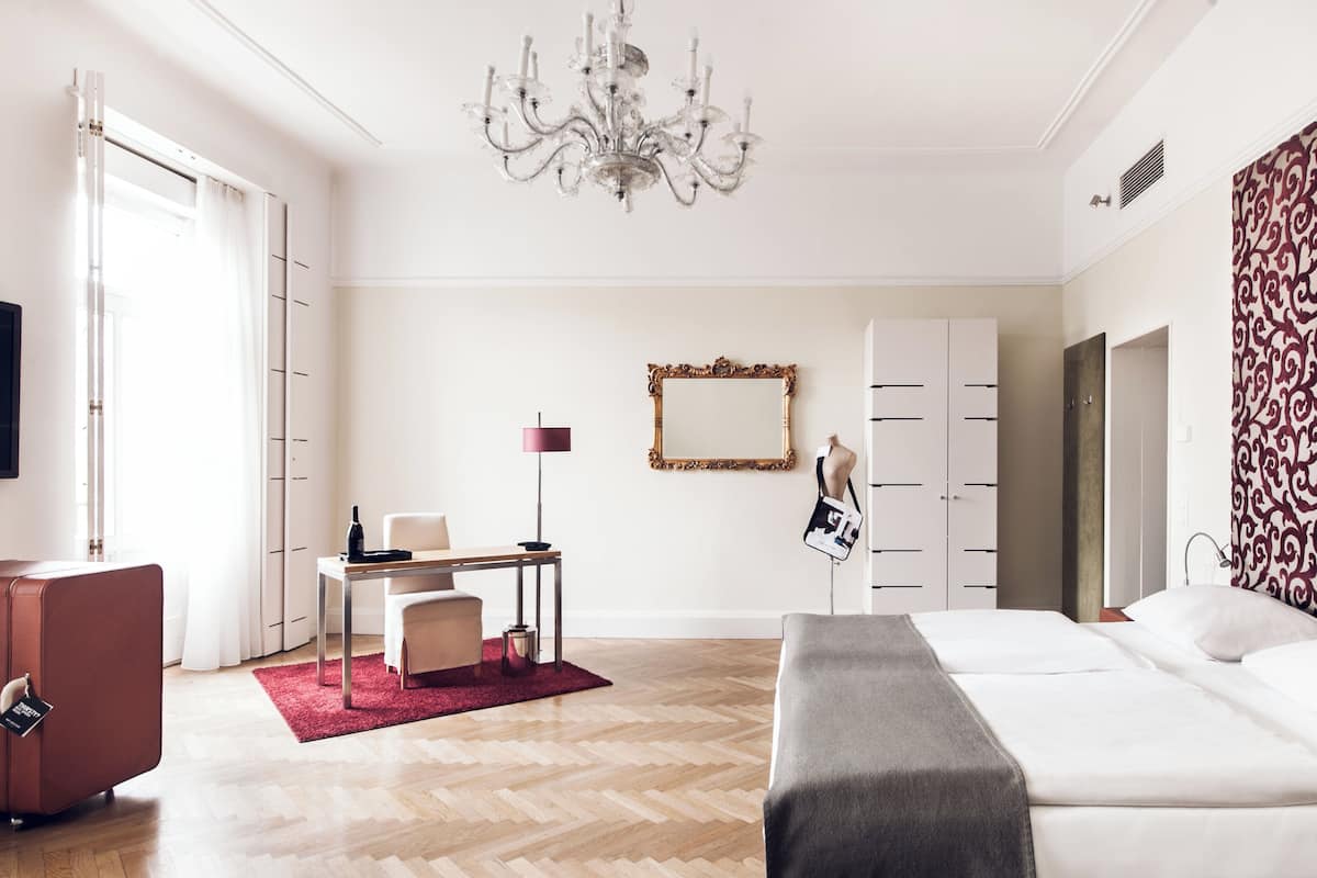 Hypo-allergenic bedding, in-room safe, individually furnished, desk