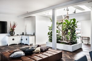 套房 | 防过敏的被褥、客房内保险箱、特色家居、办公桌