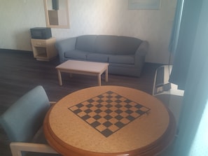 1 habitación, escritorio, tabla de planchar con plancha y wifi gratis