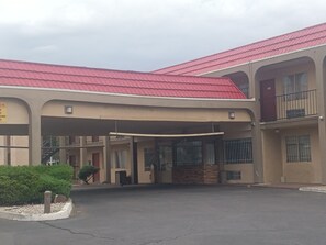 Property entrance -  Tree Inn & Suites Albuquerque. (Albuquerque)