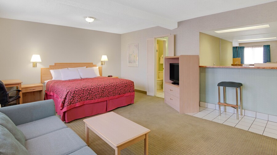 Tree Inn & Suites Albuquerque.