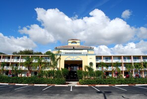 Front of property - Howard Johnson by Wyndham Tropical Palms Kissimmee (Kissimmee)