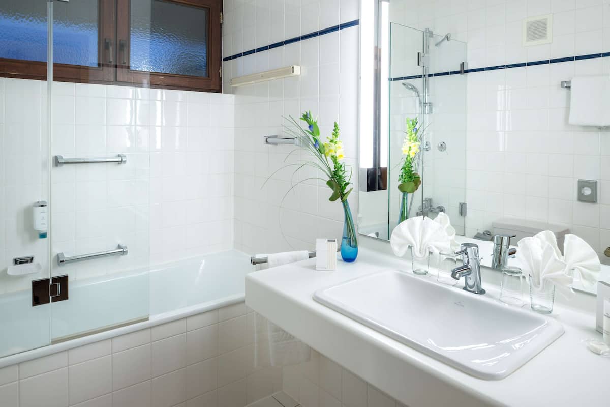 combined shower/bathtub, eco-friendly toiletries, hair dryer, towels